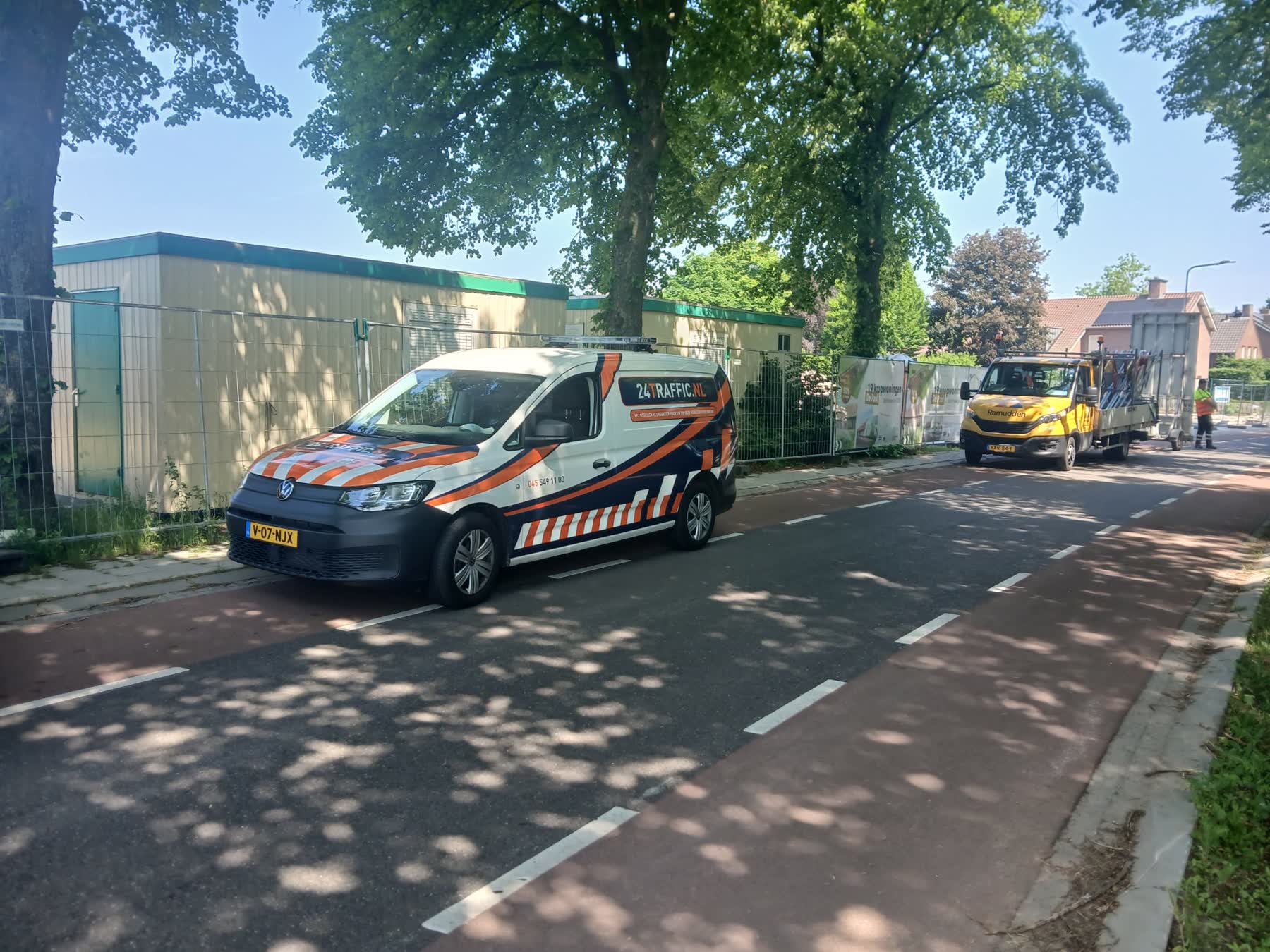 Bedrijfswagen van 24Traffic langs een afgezette rijbaan bij de bouw van koopwoningen